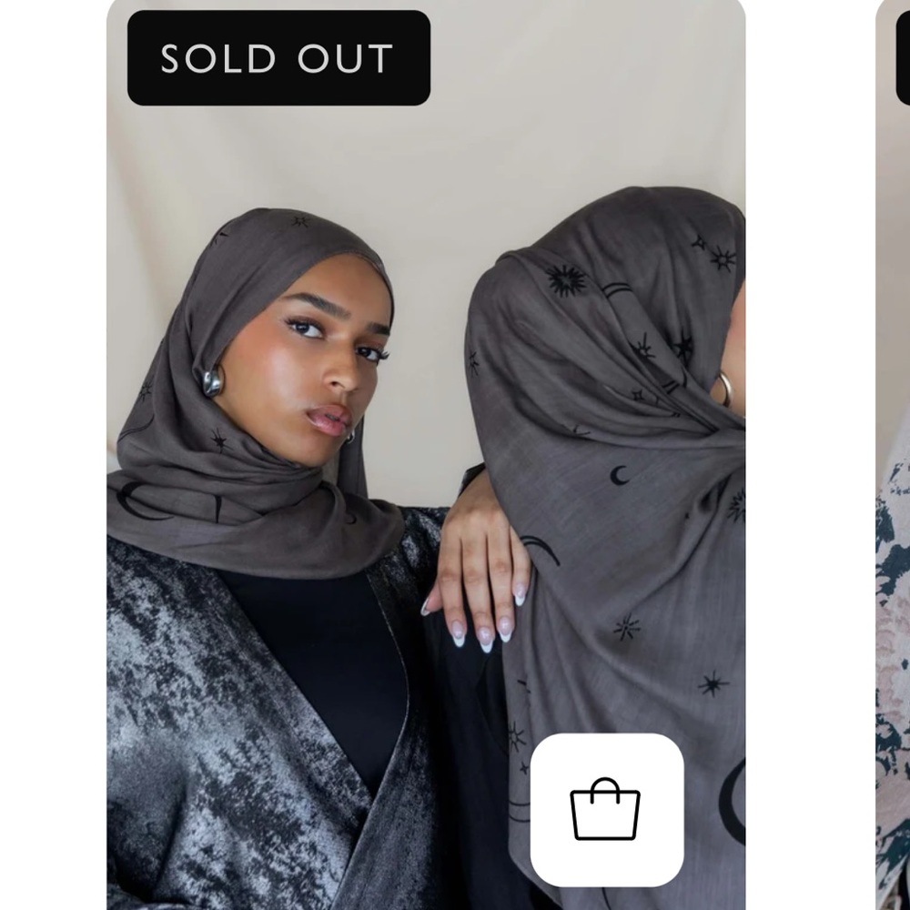 Qamar Grey Vela in Mini